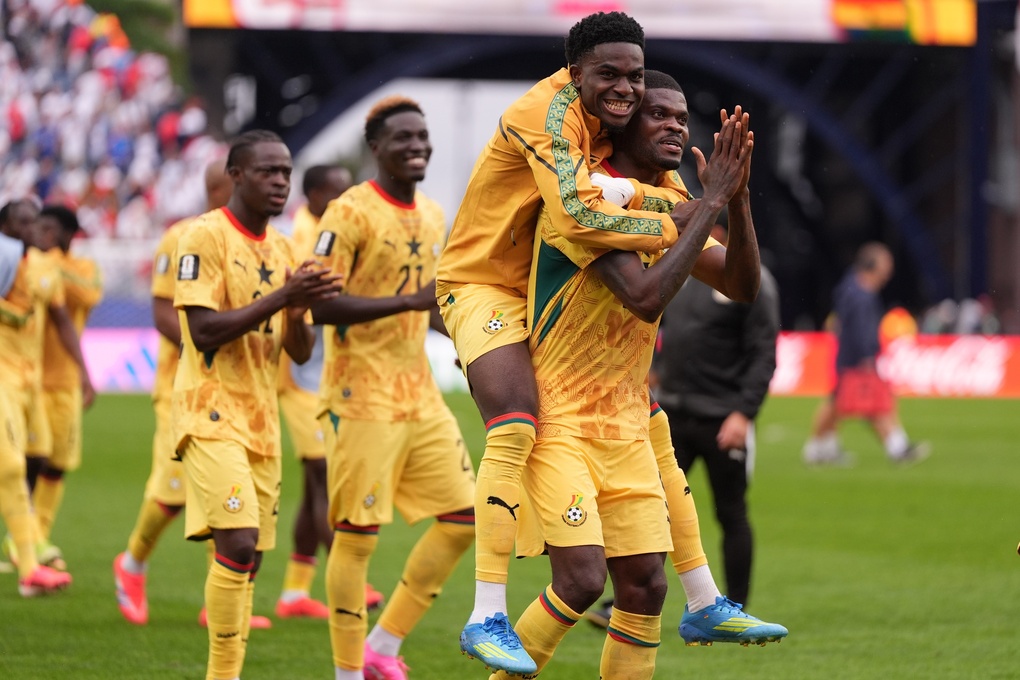Thomas Partey (phải) ăn mừng cùng các đồng đội sau khi Ghana hòa Anh 0-0 ở lượt hai bảng L World Cup 2026 trên sân Boston ở Mỹ, ngày 23/6/2026. Ảnh: AP