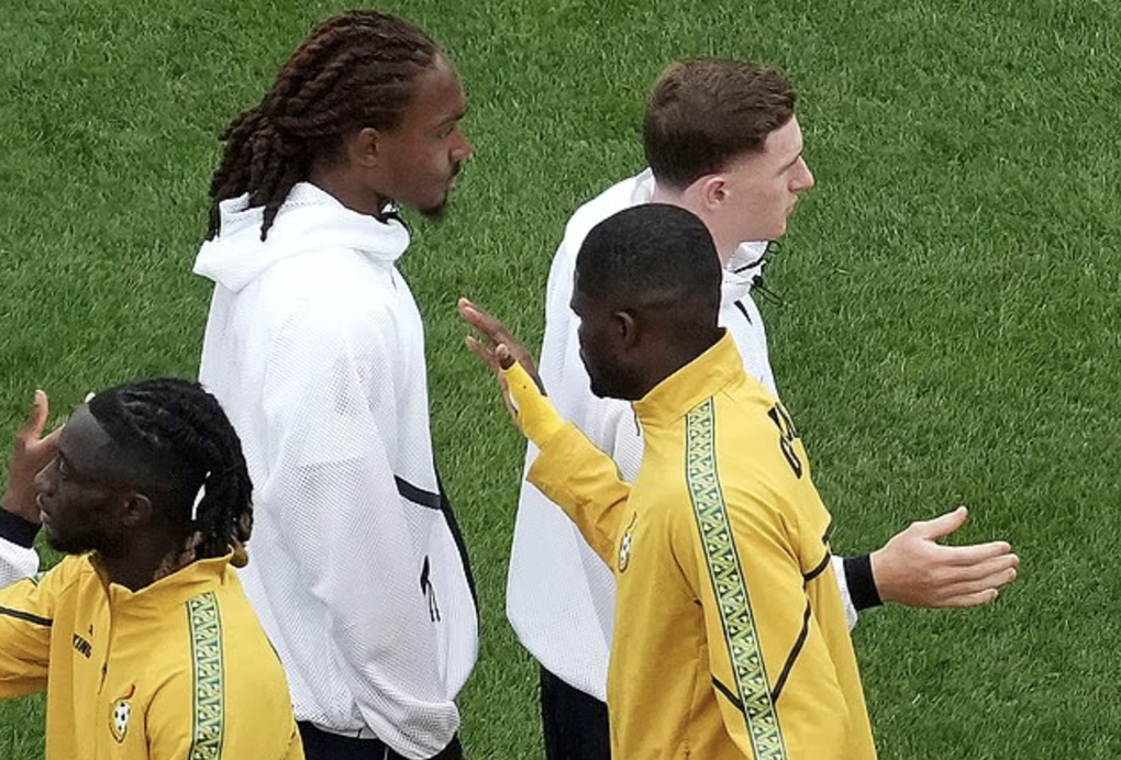 Hậu vệ Anh Djed Spence (áo trắng trái) từ chối bắt tay Thomas Partey (áo vàng phải) trong trận Anh hòa Ghana 0-0 ở lượt hai bảng L World Cup 2026, trên sân Boston ở Mỹ ngày 23/6/2026. Ảnh: PA