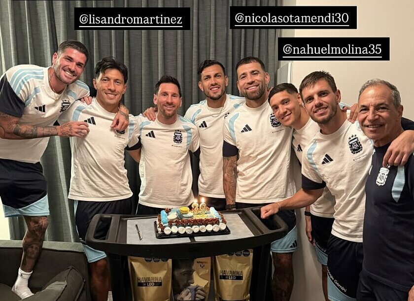 Đồng đội ở tuyển Argentina chúc mừng sinh nhật Messi (thứ ba từ trái sang) lúc 0h ngày 24/6/2026 tại Kansas City, Mỹ. Ảnh: IG/LeoMessi