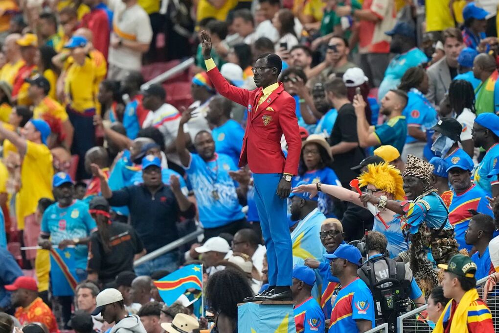 Michel Nkuka Mboladinga hóa tượng sống trong trận đấu giữa Congo và Colombia, hôm 23/6. Ảnh: AP