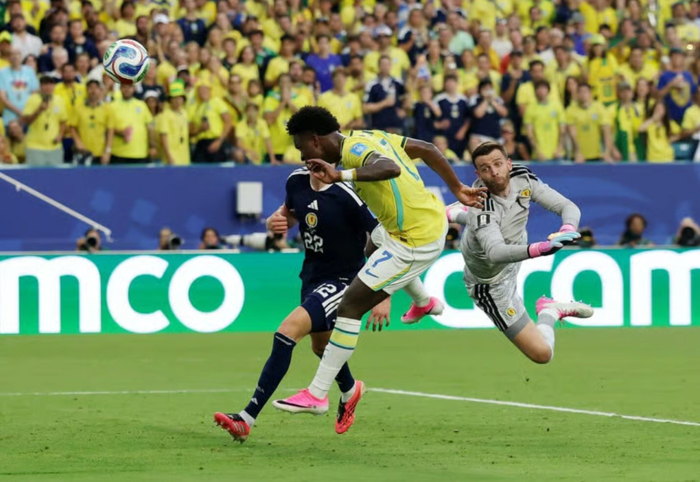Vinicius đánh đầu nhân đôi cách biệt trong trận Brazil thắng Scotland 3-0 ở lượt ba bảng C World Cup 2026 trên sân Hard Rock, thành phố Miami Gardens, bang Florida, Mỹ ngày 24/6/2026. Ảnh: Reuters