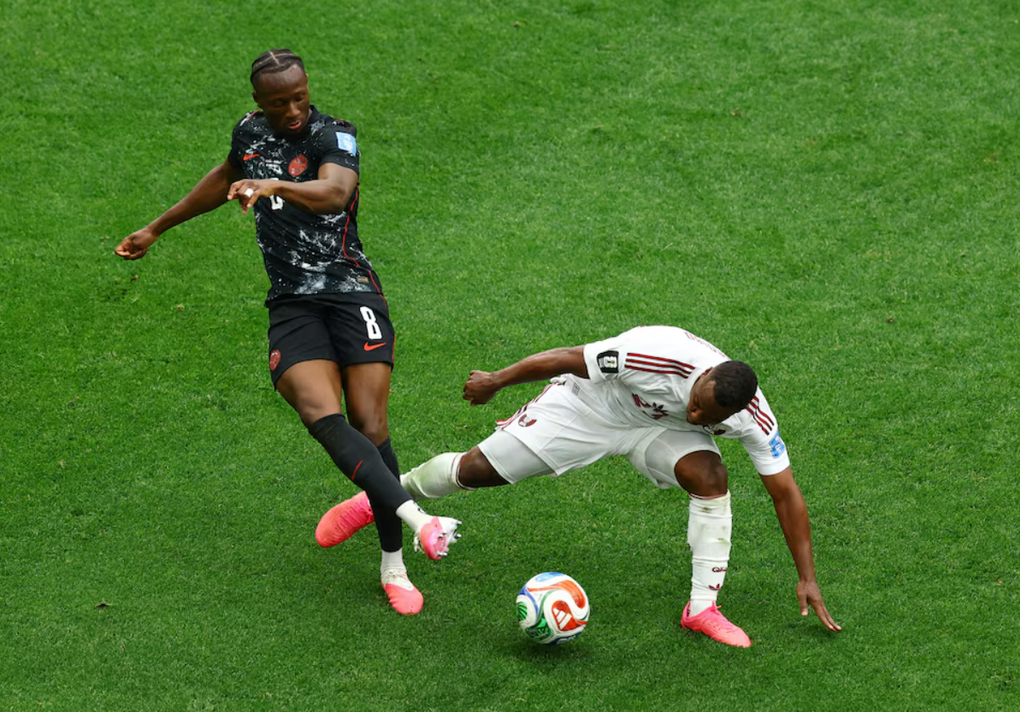 Assim Madibo (áo trắng) vào bóng khiến Ismael Kone chấn thương nặng trong trận Qatar thua Canada 0-6 ở lượt hai bảng B World Cup 2026 tại Vancouver, tỉnh bang British Columbia ngày 18/6. Ảnh: Reuters