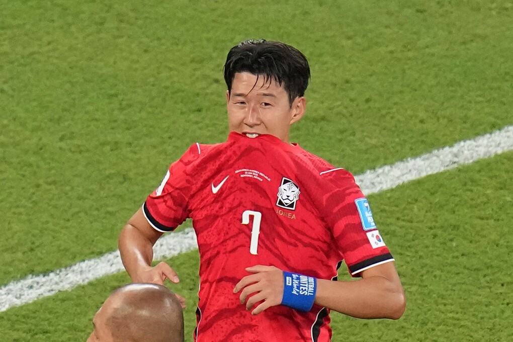 Tiền đạo Hàn Quốc Son Heung-min cắn áo thất vọng sau trận Hàn Quốc thua Nam Phi 0-1 ở lượt cuối bảng A World Cup 2026, trên sân Monterrey ở Mexico, ngày 24/6/2026. Ảnh: AP