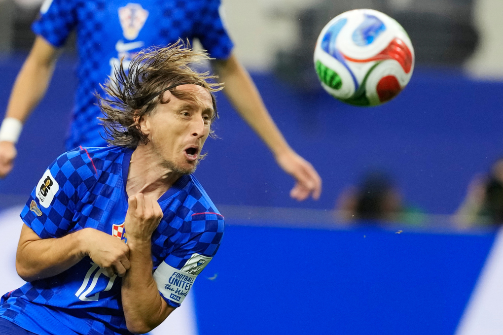 Luka Modric thất vọng khi Croatia thua Anh 2-4 ở bảng L World Cup 2026 tại Arlington, Texas ngày 17/6. Ảnh: AP