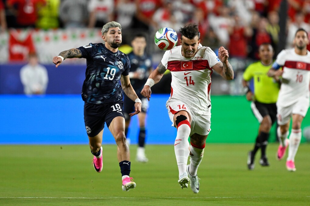 Abdulkerim Bardakci (14) tranh chấp bóng với Julio Enciso (19) trong trận đấu bảng D World Cup 2026 giữa Thổ Nhĩ Kỳ và Paraguay tại Santa Clara, California, gần San Francisco, ngày 19/6. Ảnh: AP