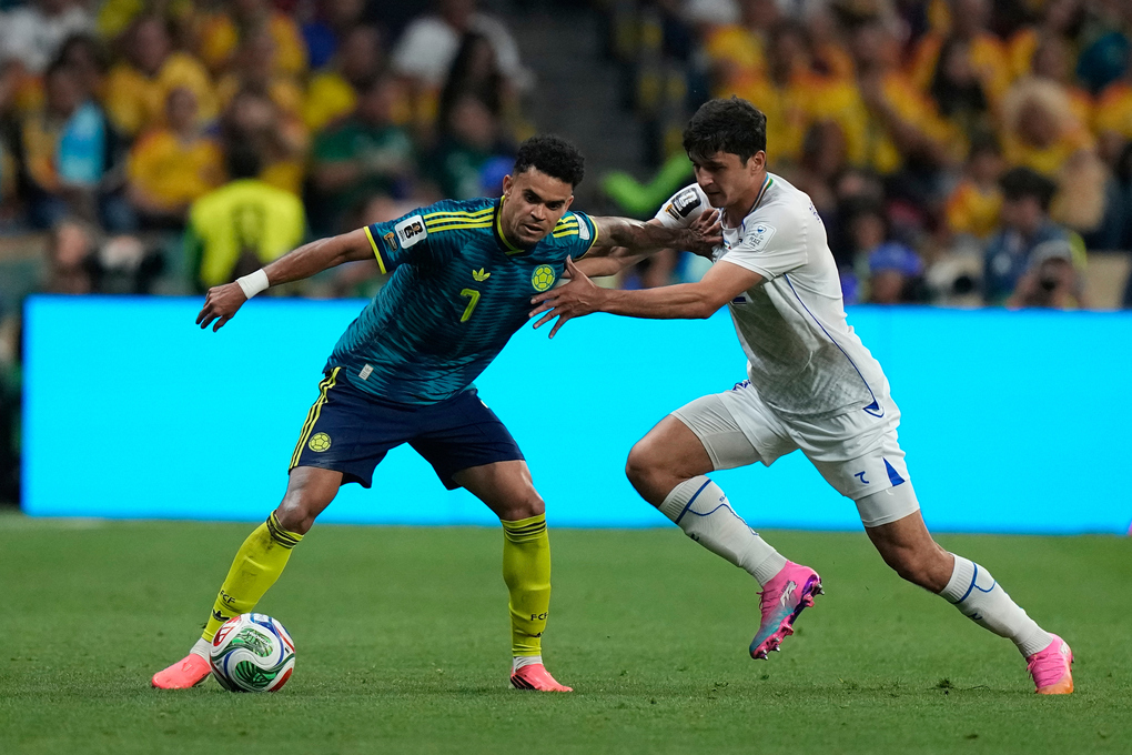 Tiền vệ Luiz Diaz (trái) tranh chấp với trung vệ Abdukodir Khusanov trong trận Colombia thắng Uzbekistan 3-1 ở lượt ra quân bảng K World Cup 2026, trên sân Estadio Azteca, Mexico ngày 17/6/2026. Ảnh: AP
