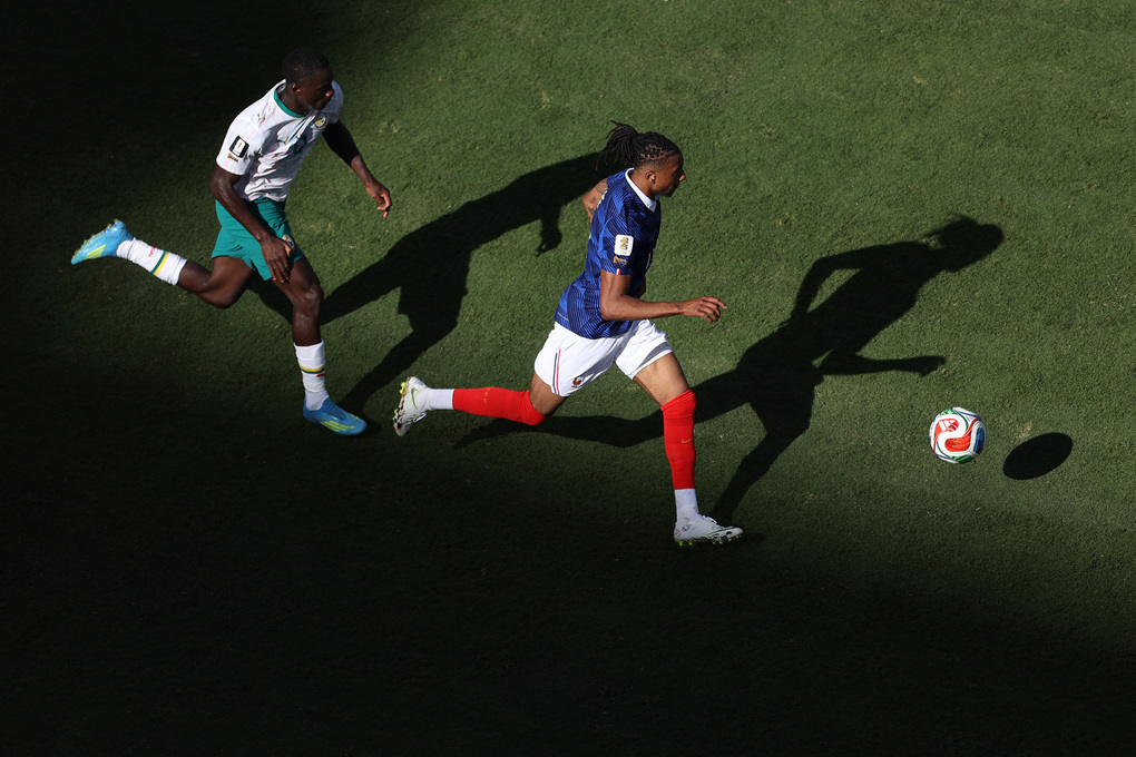 Michael Olise đi bóng trước sự truy cản của Habib Diarra trong trận Pháp thắng Senegal 3-1 ở bảng I World Cup 2026 tại East Rutherford, New Jersey ngày 16/6. Ảnh: AP