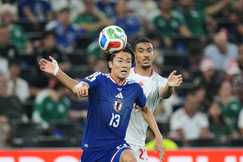 Keito Nakamura (trái) và Yan Valery dõi theo đường bóng trong trận Nhật Bản gặp Tunisia ở lượt hai bảng F World Cup 2026 tại Guadalupe, gần Monterrey, Mexico ngày 20/6. Ảnh: AP