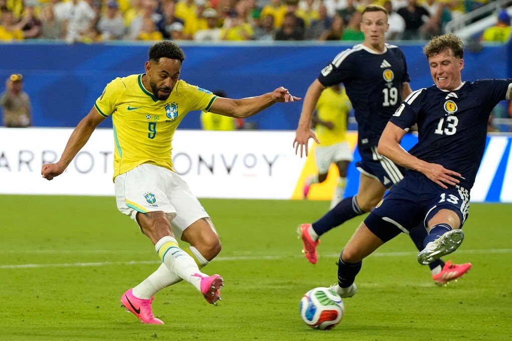 Matheus Cunha sút ghi bàn thứ ba cho Brazil trong trận thắng Scotland 3-0 ở bảng C World Cup 2026 trên sân Hard Rock, Miami Gardens, bang Florida ngày 24/6. Ảnh: AP