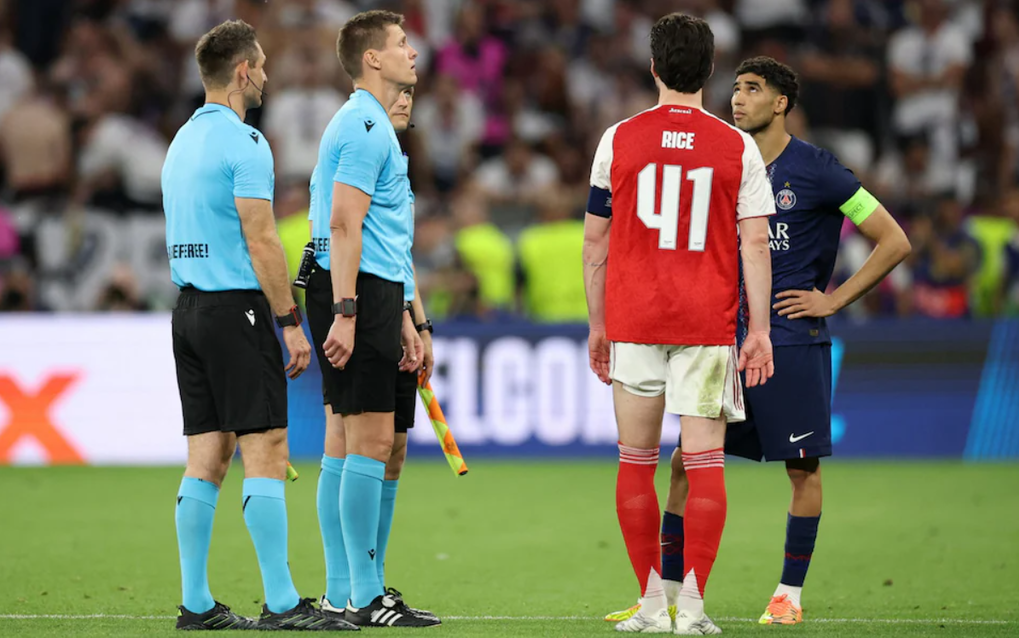 Thủ tục tung đồng xu trước loạt đá luân lưu trận Arsenal gặp PSG ở chung kết Champions League tại Puskas Arena, Budapest, Hungary ngày 30/5/2026. Ảnh: Reuters
