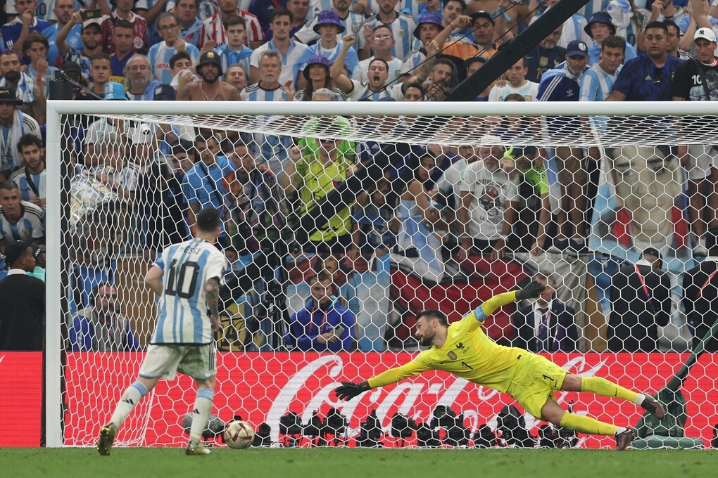Lionel Messi thực hiện thành công lượt sút luân lưu cho Argentina trong trận chung kết World Cup 2022 gặp Pháp trên sân Lusail ở Qatar ngày 18/12/2022. Ảnh: AFP