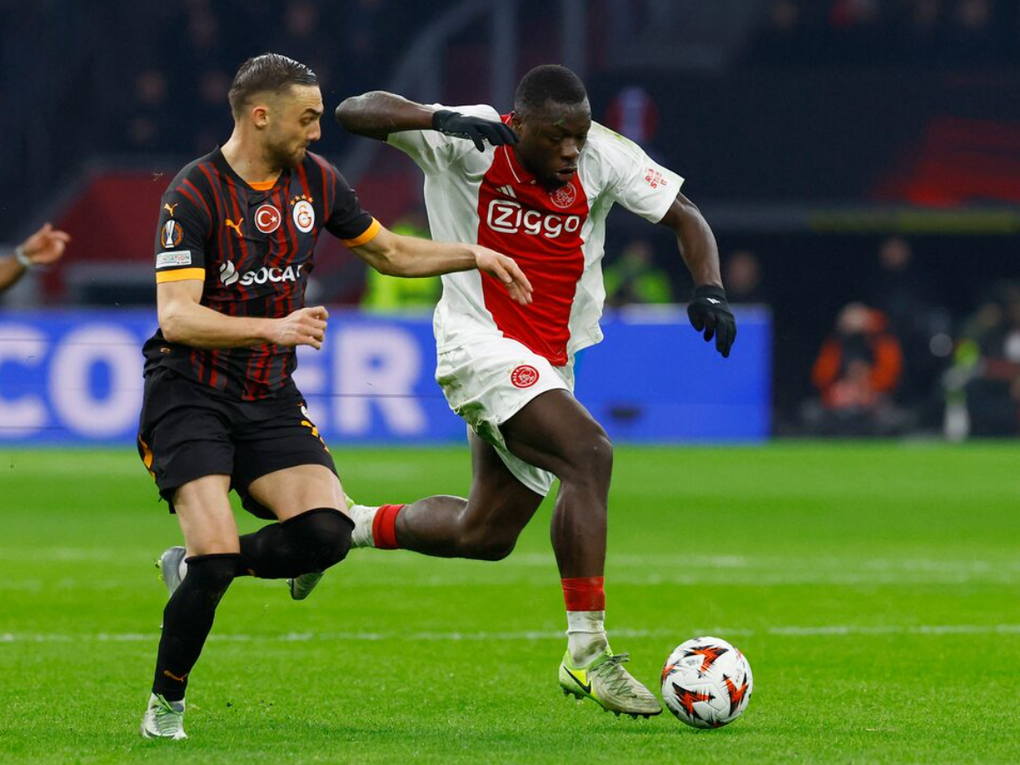 Tiền đạo Brian Brobbey (trái) tranh chấp bóng với Yunus Akgun trong trận Ajax gặp Galatasaray tại Europa League trên sân Johan Cruyff, Amsterdam, Hà Lan ngày 30/1/2025. Ảnh: Reuters