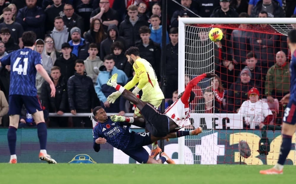 Brobbey (trắng đỏ) ngả người móc bóng ấn định tỷ số hòa 2-2 trong trận Sunderland gặp Arsenal trên sân The Light, Sunderland, Anh ngày 8/11/2025. Ảnh: Reuters