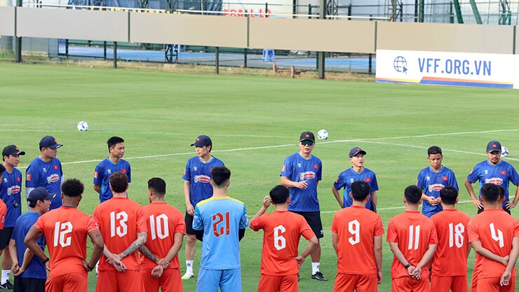 HLV Kim Sang Sik vẫn chưa có đủ quân số trong tay.