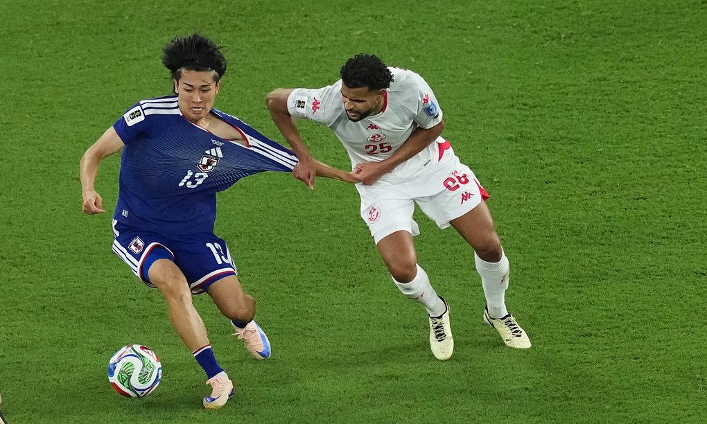 Anis Slimane của Tunisia kéo áo Keito Nakamura trong trận gặp Nhật Bản ở bảng F World Cup 2026 tại Guadalupe, gần Monterrey, Mexico ngày 20/6. Ảnh: AP