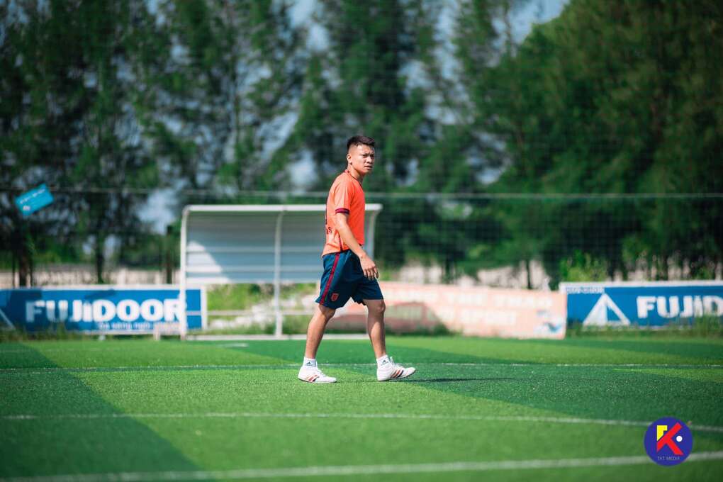 Ngoài vẻ ngoài giống tiền đạo Kylian Mbappe, anh Nguyễn Văn Thanh có niềm đam mê đặc biệt với bóng đá. Ảnh: May Don