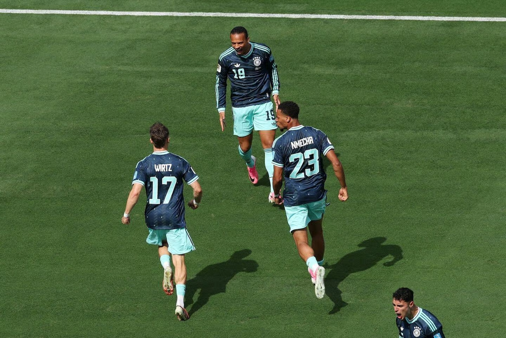 Leroy Sane (trên cùng) ăn mừng bàn thắng cùng các đồng đội trong trận Ecuador – Đức ở vòng bảng World Cup 2026 trên sân MetLife, New Jersey, Mỹ ngày 25/6/2026. Ảnh: Reuters
