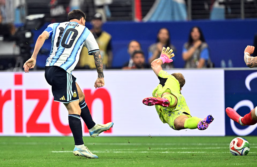 Lionel Messi ghi bàn trong trận Argentina – Áo ở sân Dallas, Arlington, Texas, Mỹ ngày 22/6/2026. Ảnh: Reuters