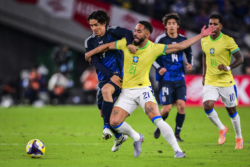 Tiền vệ Ao Tanaka (áo xanh) của Nhật Bản tranh chấp với Matheus Cunha của Brazil trong trận Nhật Bản thắng Brazil 3-2 ở giải giao hữu Kirin Challenge Cup, trên sân Tokyo ở Nhật Bản ngày 14/10/2025. Ảnh: AFP