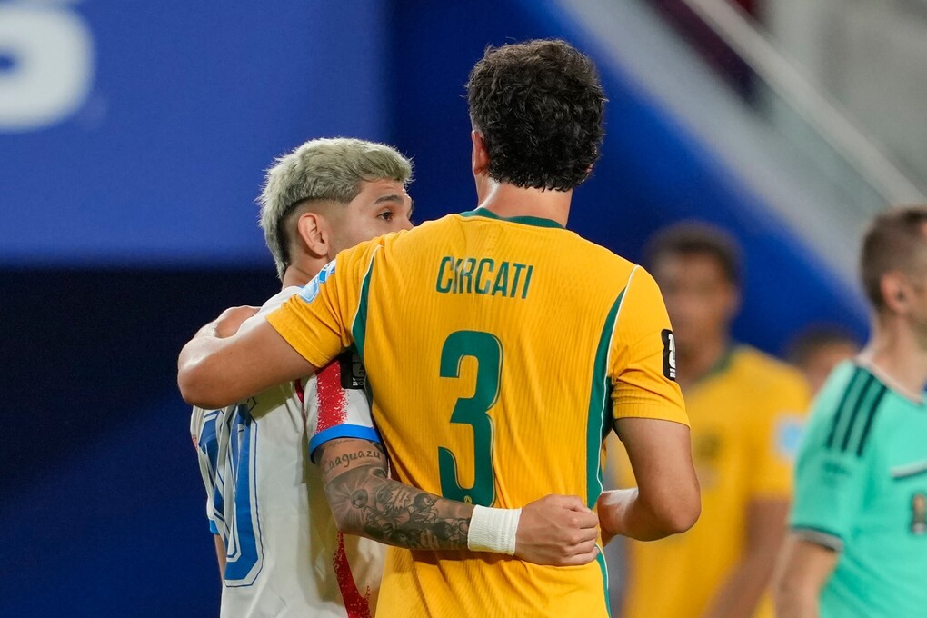 Paraguays Julio Enciso (19) trò chuyện với Alessandro Circati (3) của Australia sau trận hòa 0-0 ở lượt cuối bảng D World Cup 2026 trên sân Santa Clara, bang California, ngày 25/6. Ảnh: AP