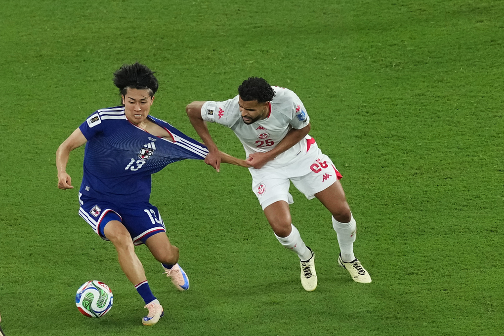 Keito Nakamura (áo xanh) đi tất thấp trong trận Nhật Bản thắng Tunisia 4-0 ở lượt hai bảng F World Cup 2026 tại Guadalupe, gần Monterrey, Mexico ngày 20/6. Ảnh: AP