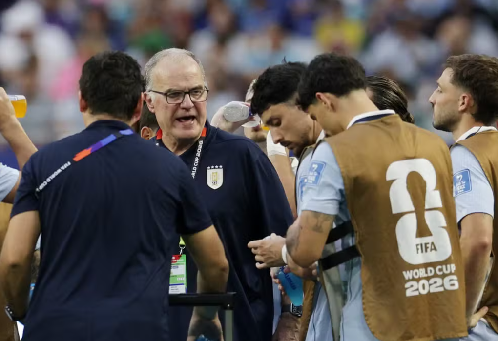 HLV Marcelo Bielsa chỉ đạo các cầu thủ Uruguay trong trận hòa Cape Verde 2-2 ở lượt hai bảng H World Cup 2026 tại sân Hard Rock, Miami, Mỹ ngày 22/6/2026. Ảnh: Reuters
