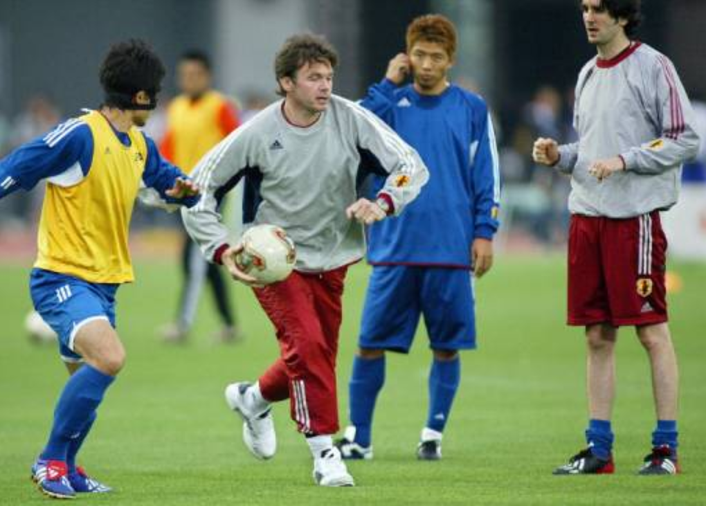 Philippe Troussier (thứ hai từ trái sang) trong một buổi tập của tuyển Nhật Bản trên sân Sendai, Nhật Bản ngày 17/6/2002. Ảnh: AFP