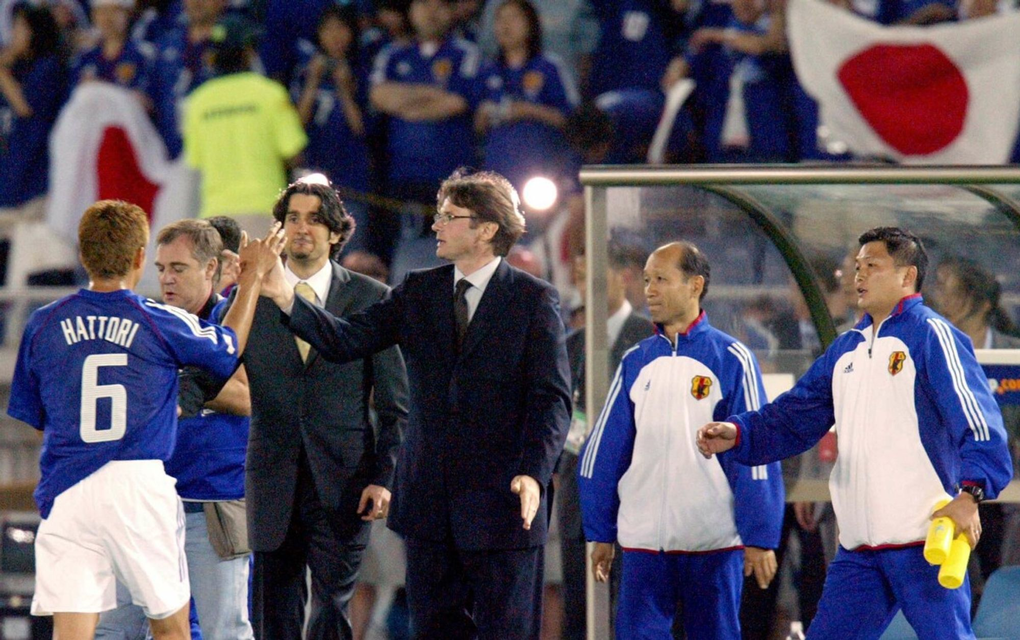 Philippe Troussier (giữa) ở khu kỹ thuật sau trận Nhật Bản – Nga ở World Cup 2002 trên sân Yokohama International ngày 9/6/2002. Ảnh: AFP