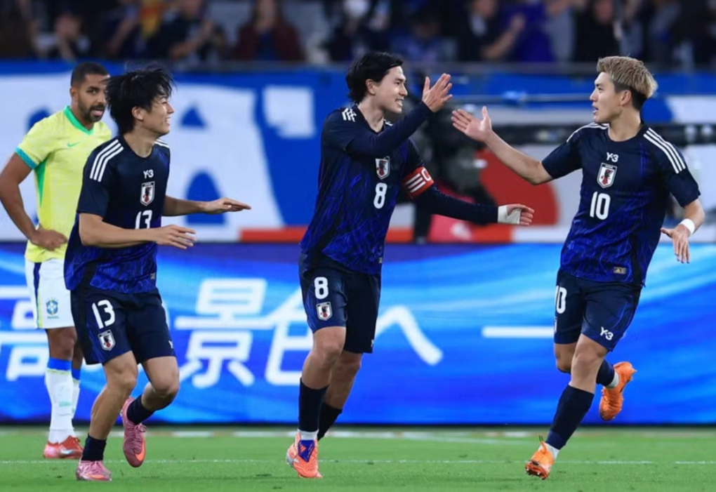 Minamino (giữa) mừng bàn trong trận giao hữu Nhật Bản thắng Brazil 3-2 trên sân Ajinomoto, Tokyo, Nhật Bản ngày 14/10/2025. Ảnh: AP