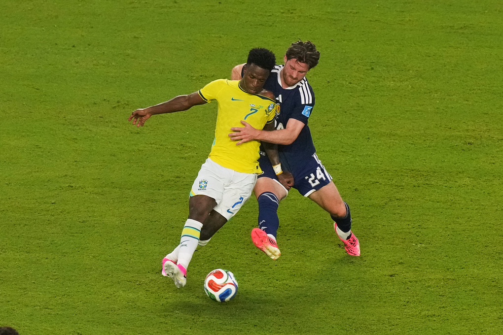 Anthony Ralston (24) của Scotland tranh bóng với Vinicius Junior (7) của Brazil trong trận đấu bảng C World Cup 2026 trên sân Miami Gardens, bang Florida, ngày 24/6. Ảnh: AP