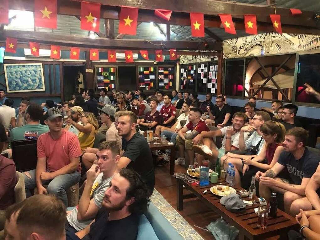 Nhiều người trẻ Việt và khách quốc tế xem World Cup tại một quán bar ở phường Hoàn Kiếm, Hà Nội. Ảnh: Xuân Trường
