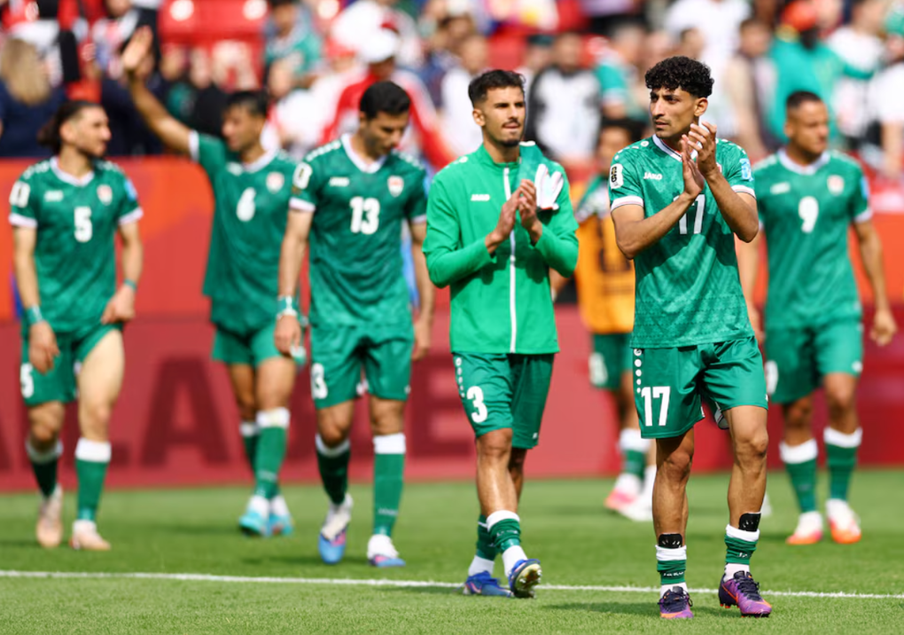 Các cầu thủ Iraq vỗ tay tri ân người hâm mộ sau trận thua Senegal 0-5 ở lượt cuối bảng I World Cup 2026 trên sân Toronto, Toronto, Canada ngày 26/6/2026. Ảnh: Reuters