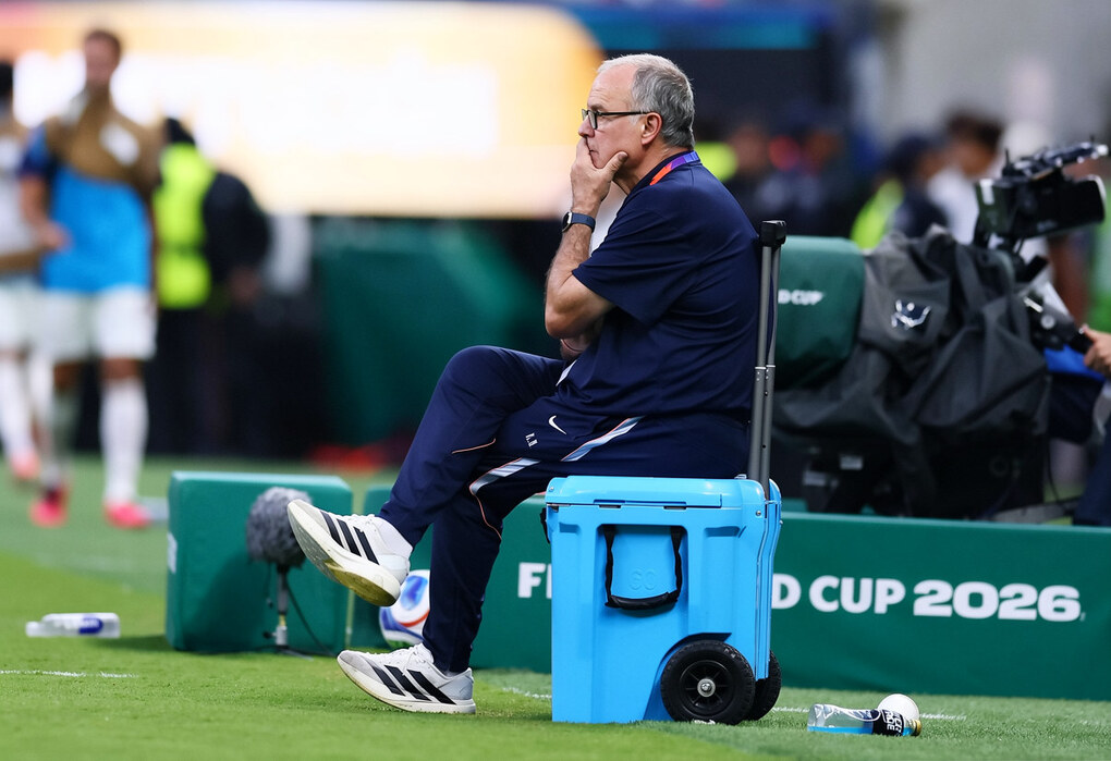 HLV Bielsea trong trận Uruguay thua Tây Ban Nha, ở lượt cuối bảng H World Cup 2026 trên sân Guadalajara, Mexico ngày 26/6. Ảnh: Reuters