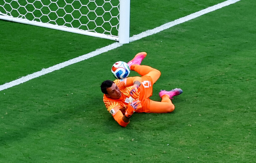 Thủ môn Muslera mắc sai lầm trong bàn thua của Uruguay, ở lượt cuối bảng H World Cup 2026 trên sân Guadalajara, Mexico ngày 26/6. Ảnh: Reuters