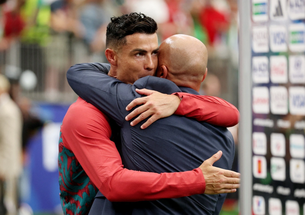 HLV Roberto Martinez (áo đen) ôm Cristiano Ronaldo trong trận Bồ Đào Nha thắng Uzbekistan 5-0 ở lượt hai bảng K World Cup 2026 trên sân Houston ngày 23/6/2026. Ảnh: Reuters