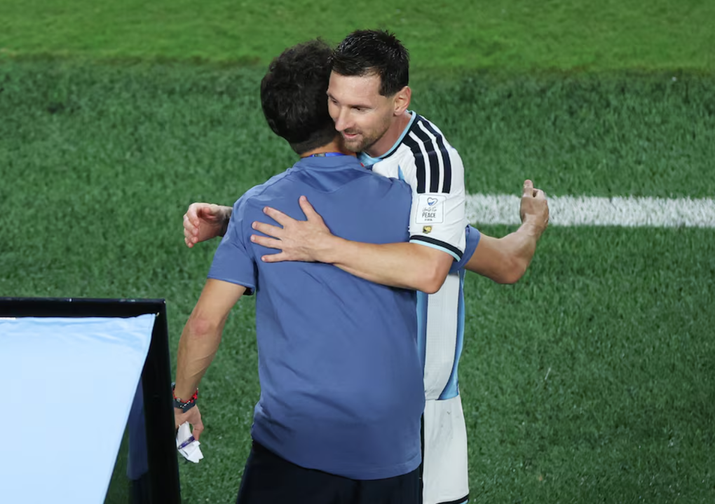 HLV Lionel Scaloni ôm Lionel Messi khi rút tiền đạo này khỏi sân trong trận Argentina thắng Algeria 3-0 ở lượt đầu bảng J World Cup 2026 trên sân Kansas City, Kansas City, Missouri, Mỹ ngày 16/6/2026. Ảnh: Reuters