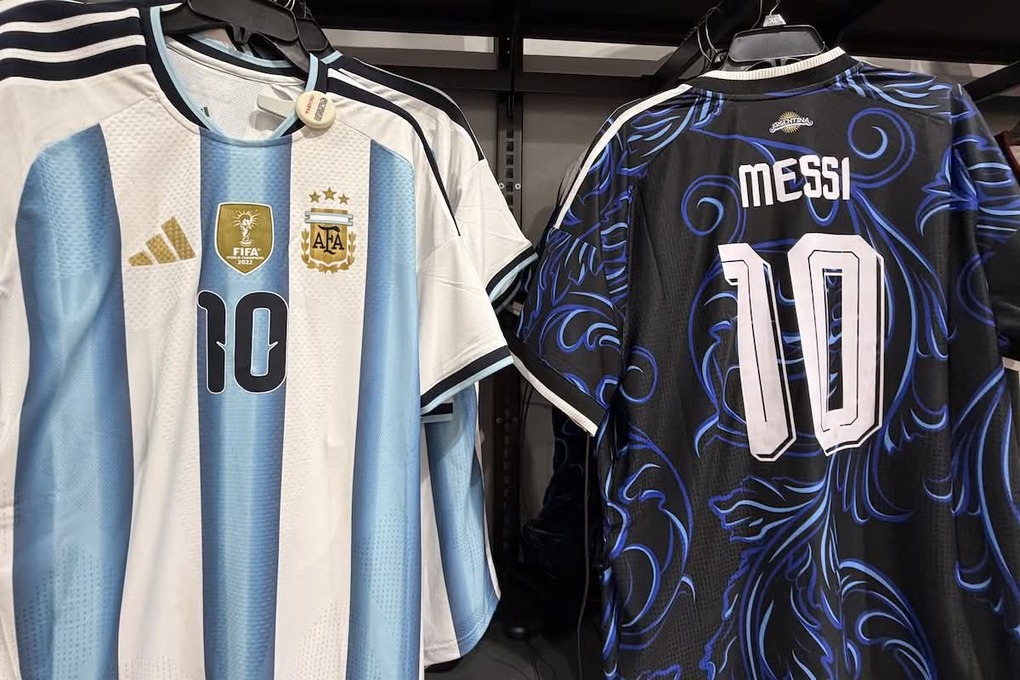 Áo tuyển Argentina in tên Messi của Adidas - nhà tài trợ 14 trong 48 đội dự World Cup 2026 tại một cửa hàng ở Tustin, California, Mỹ. Ảnh: Reuters