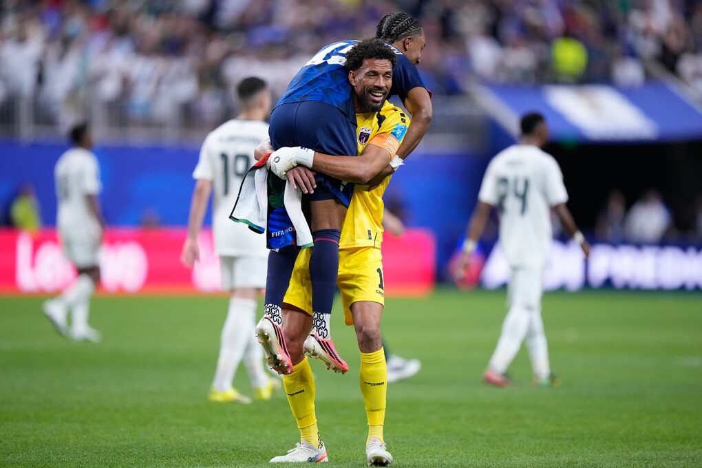 Thủ môn Vozinha và tiền đạo Dailon Livramento mừng Cape Verde giành vé vào vòng 1/16 sau trận hòa Arab Saudi 0-0 ở lượt cuối bảng H World Cup 2026 trên sân Houston ngày 26/6. Ảnh: AP