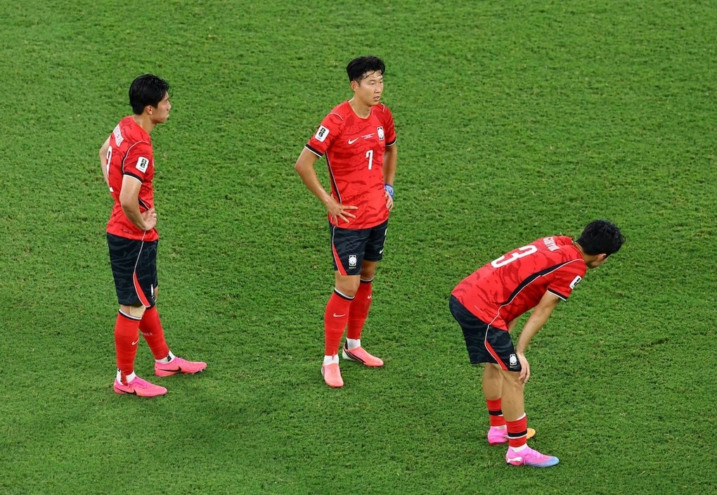 Son Heung-min (giữa) và đồng đội thất vọng sau trận Hàn Quốc thua Nam Phi 0-1 ở lượt cuối bảng A World Cup 2026, trên sân Monterrey ở Mexico, ngày 24/6/2026. Ảnh: Reuters