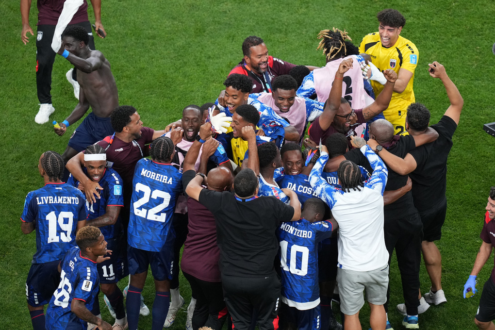 Cầu thủ Cape Verde mừng việc giành vé vào vòng 1/16 sau trận hòa Arab Saudi 0-0 ở lượt cuối bảng H World Cup 2026 trên sân Houston, bang Texas, Mỹ ngày 26/6. Ảnh: AP