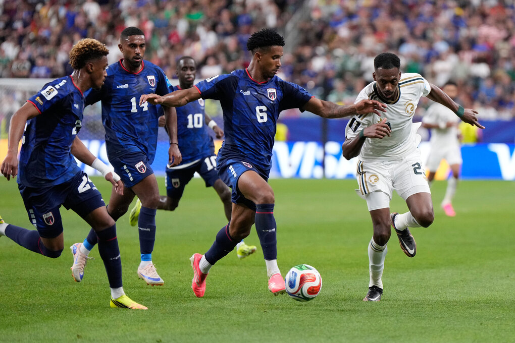 Kevin Pina (trái) rê bóng trước sự truy cản của Mohamed Kanno trong trận Cape Verde hòa Arab Saudi 0-0 ở lượt cuối bảng H World Cup 2026 trên sân Houston ngày 26/6. Ảnh: AP