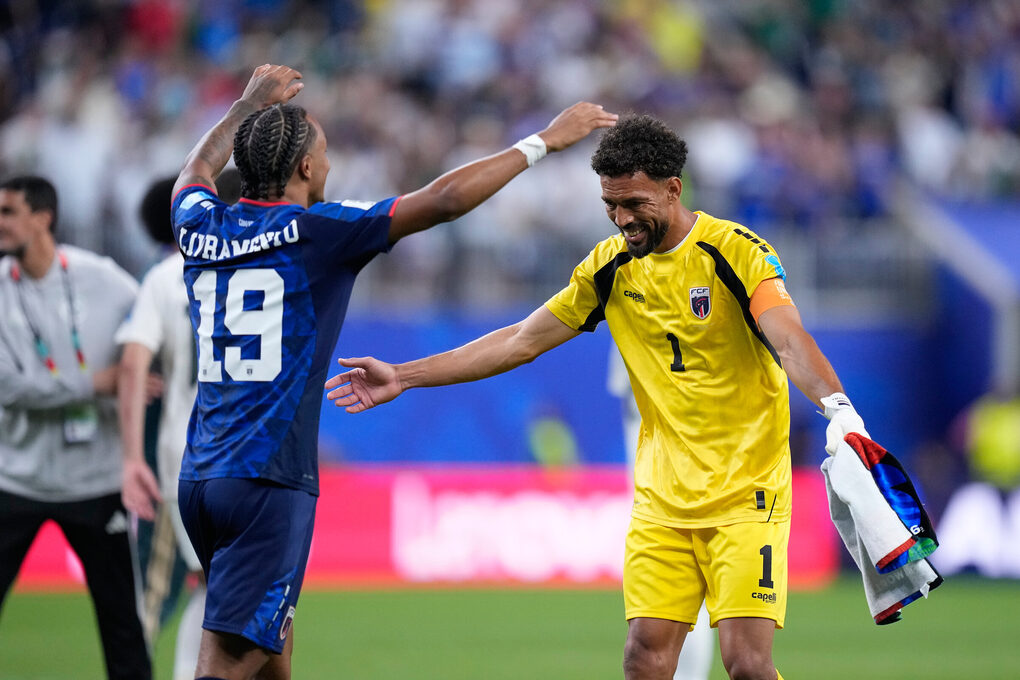 Thủ môn Vozinha (phải) và tiền đạo Dailon Livramento mừng Cape Verde giành vé vào vòng 1/16 sau trận hòa Arab Saudi 0-0 ở lượt cuối bảng H World Cup 2026 trên sân Houston ngày 26/6. Ảnh: AP