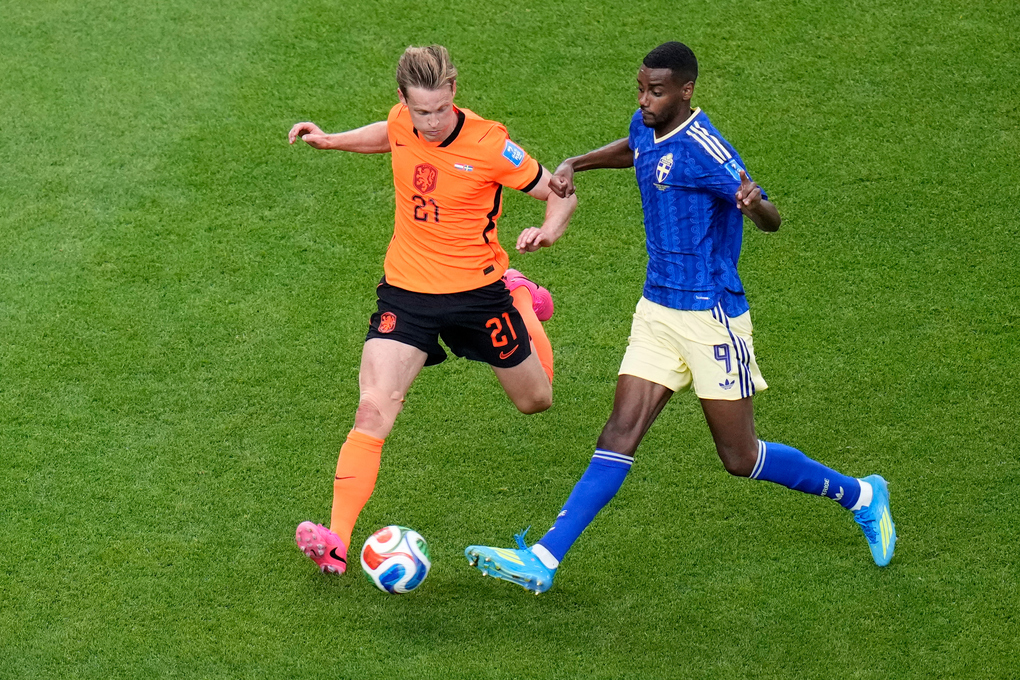 Frenkie de Jong (trái) tranh chấp bóng với Alexander Isak trong trận hòa giữa Hà Lan và Thụy Điển ở lượt hai bảng F World Cup 2026 trên sân Houston ngày 20/6. Ảnh: AP