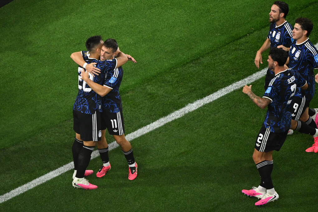 Lautaro Martinez (số 22) mừng bàn thắng thứ hai cùng Lo Celso (số 11) trong trận Argentina gặp Jordan ở bảng J World Cup, tại Arlington, Texas, gần Dallas, ngày 27/6/2026. Ảnh: AP