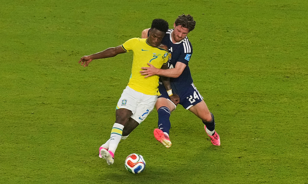 Anthony Ralston (24) của Scotland tranh bóng với Vinicius Junior (7) của Brazil trong trận đấu bảng C World Cup 2026 trên sân Miami Gardens, bang Florida, ngày 24/6. Ảnh: AP