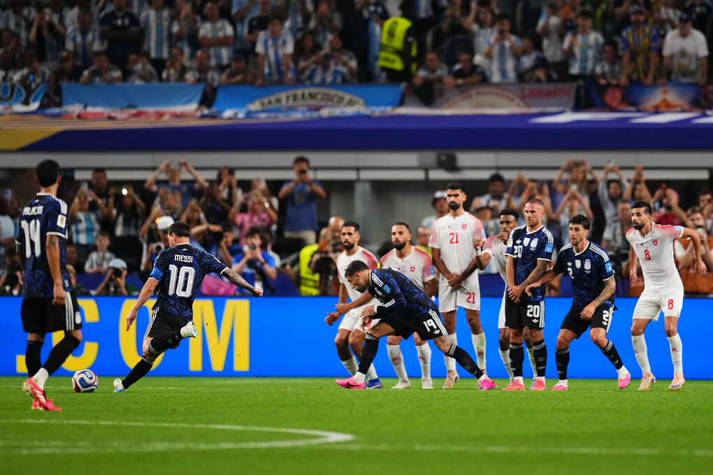 Lionel Messi (thứ hai từ trái sang) sút phạt nhưng không trúng đích trong trận Argentina gặp Jordan ở bảng J World Cup, tại Arlington, Texas, gần Dallas, ngày 27/6/2026. Ảnh: AP