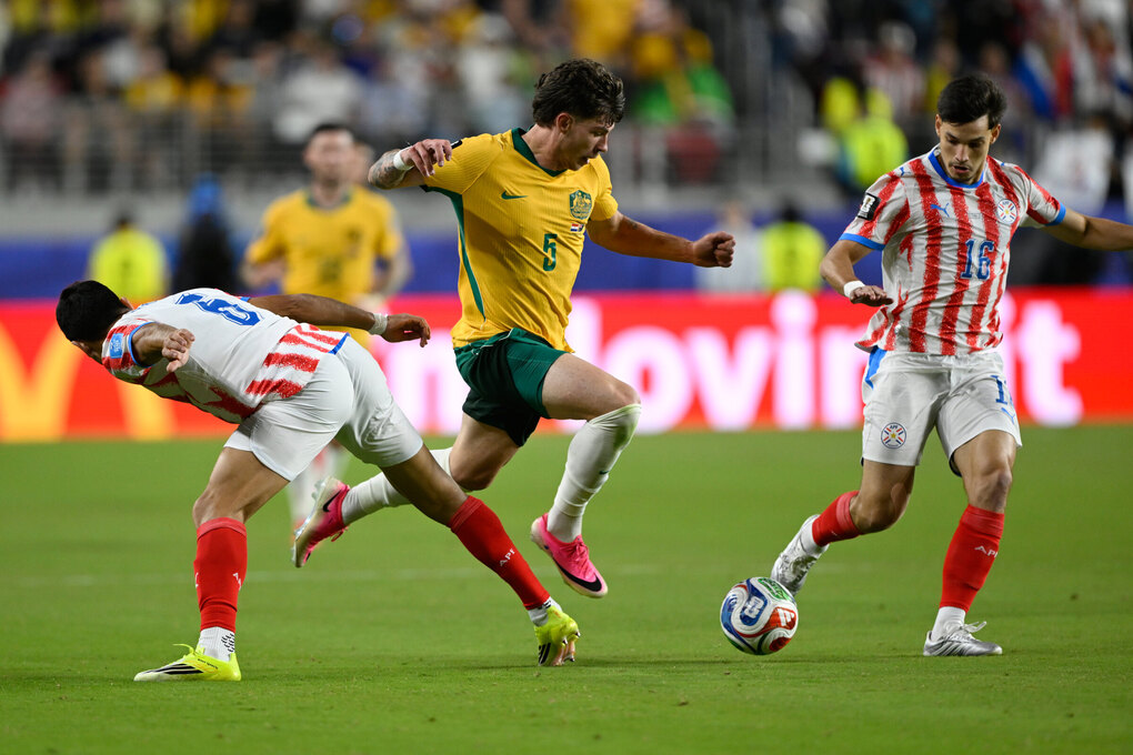 Jordan Bos (trái) đi bóng trước sự áp sát của Damian Bobadilla (giữa) và Junior Alonso trong trận Australia hòa Paraguay ở bảng D World Cup 2026 trên sân Levis, Santa Clara, California, Mỹ ngày 25/6. Ảnh: AP