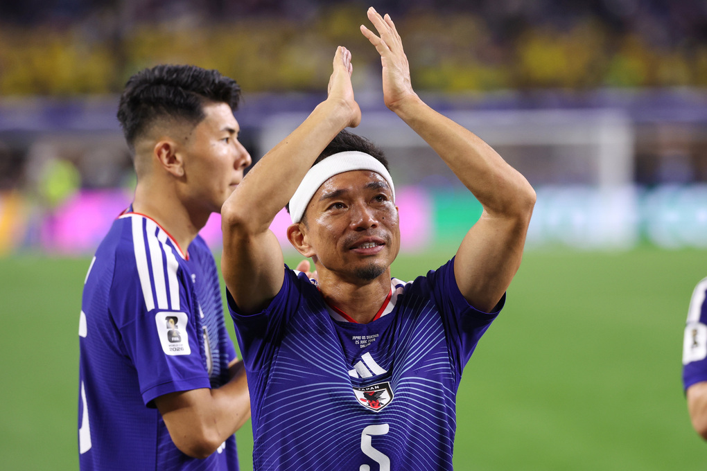 Hậu vệ Nhật Bản Yuto Nagatomo (5) cảm ơn cổ động viên sau trận hòa Thụy Điển 1-1 ở lượt cuối bảng F World Cup 2026 trên sân Dallas ở Arlington, Texas, Mỹ ngày 25/6/2026. Ảnh: AP