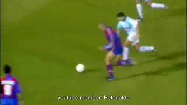 Ronaldo với phong cách xộc thẳng vào hàng thủ đối phương thời trẻ