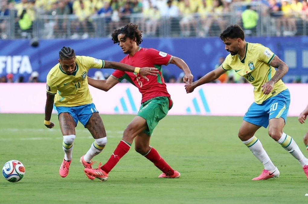 Ayyoub Bouaddi (giữa) tranh chấp bóng trong trận Morocco hòa Brazil 1-1 ở lượt đầu bảng C World Cup 2026 trên sân MetLife, East Rutherford, bang New Jersey, Mỹ ngày 13/6/2026. Ảnh: AFP